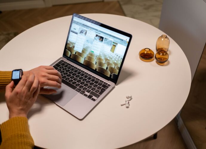 touchscreen OLED MacBook Pro