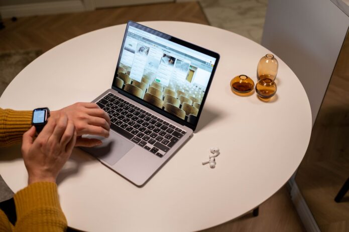 touchscreen OLED MacBook Pro