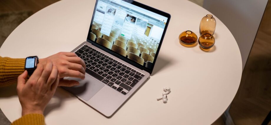 touchscreen OLED MacBook Pro